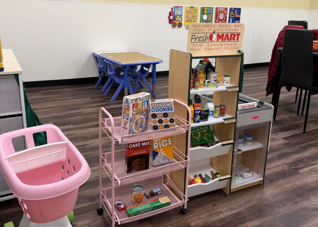 Evergreen Park Pretend play supermarket